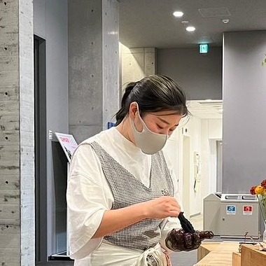 ケータリングの準備をするみっさん